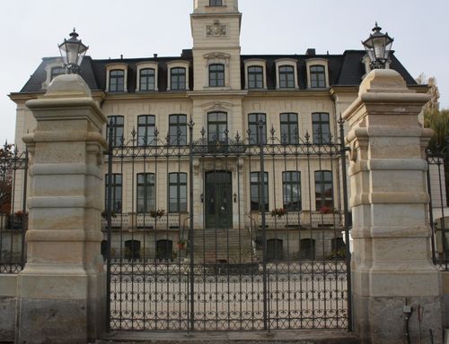 Sicht auf das Haupttor und Schloß im Hintergrund